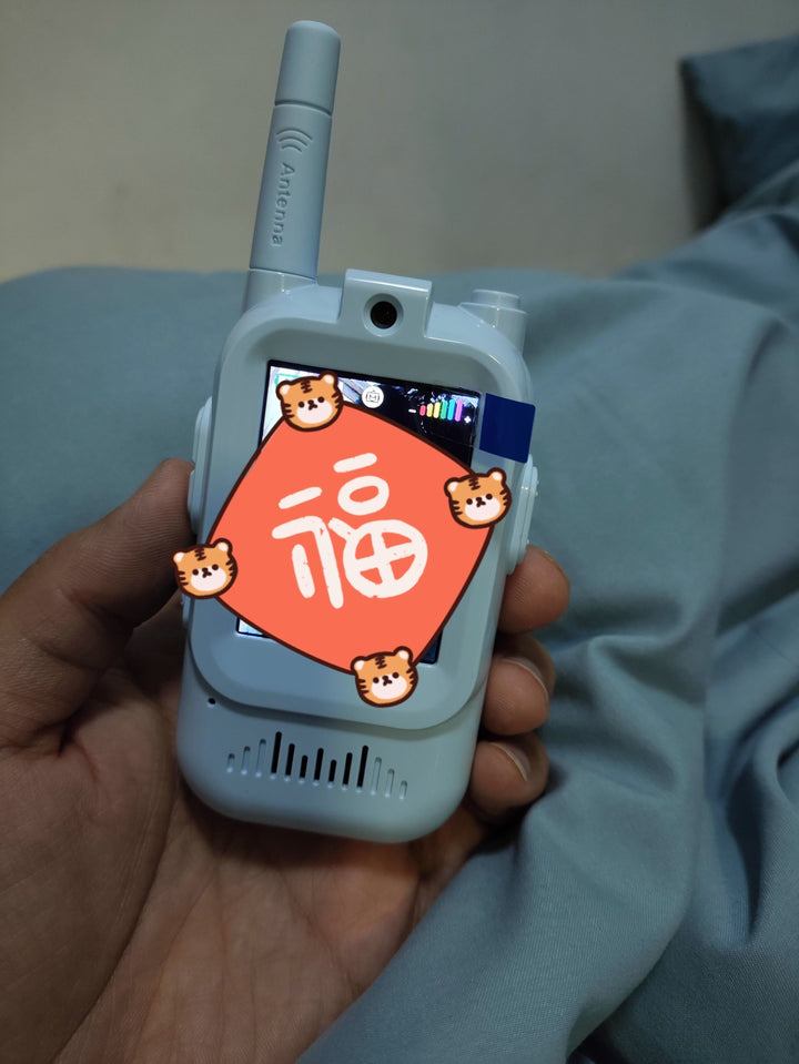 Enfant jouant dehors avec communication parent