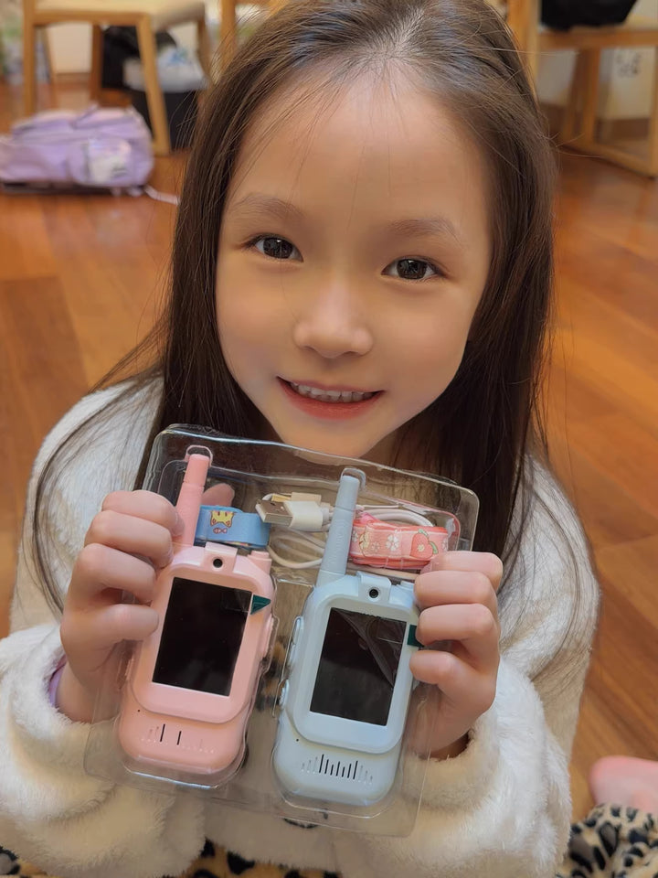 Enfant jouant dehors avec communication parent