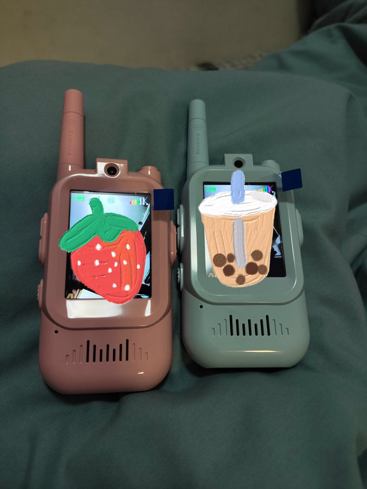 Enfant jouant dehors avec communication parent