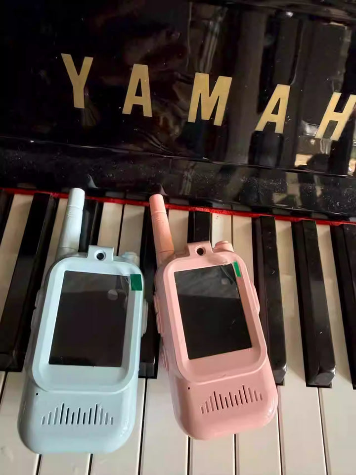 Enfant jouant dehors avec communication parent