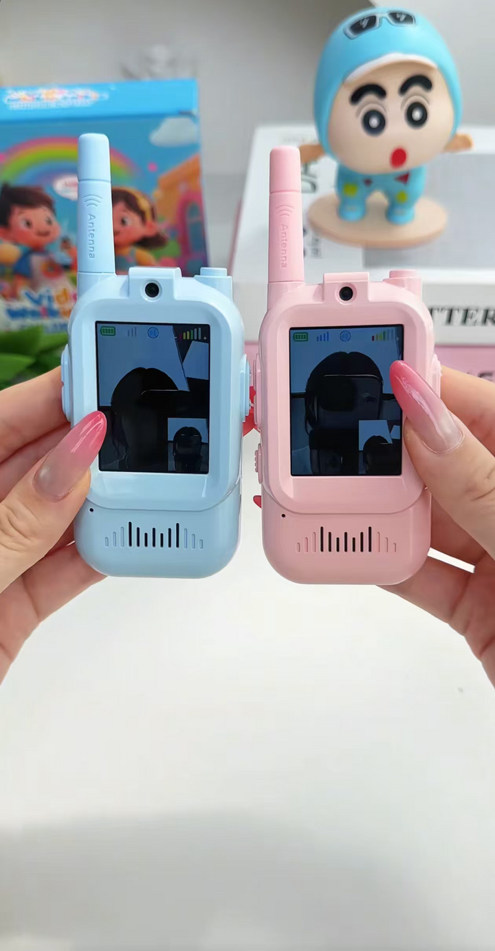 Enfant jouant dehors avec communication parent