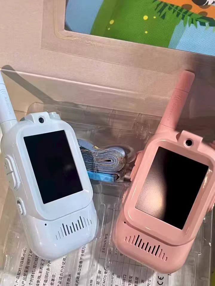 Enfant jouant dehors avec communication parent