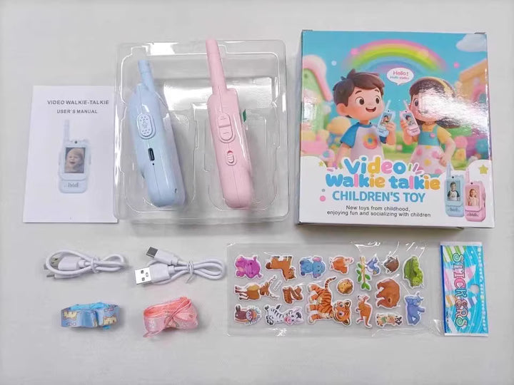 Enfant jouant dehors avec communication parent