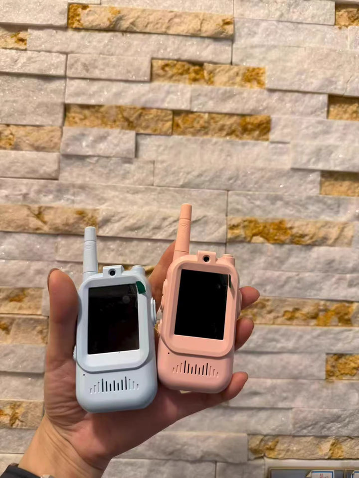 Enfant jouant dehors avec communication parent